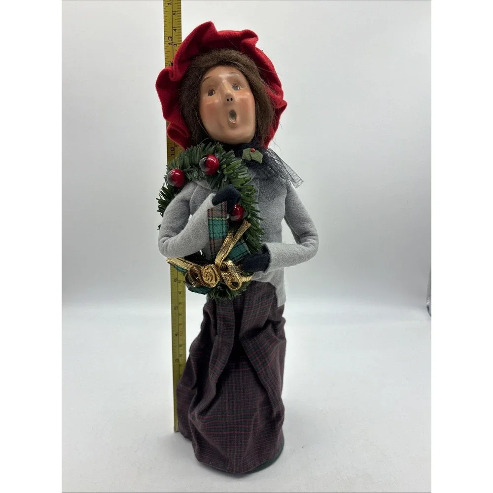 Vintage Byers Choice Caroler Woman Selling holding wreath 2000